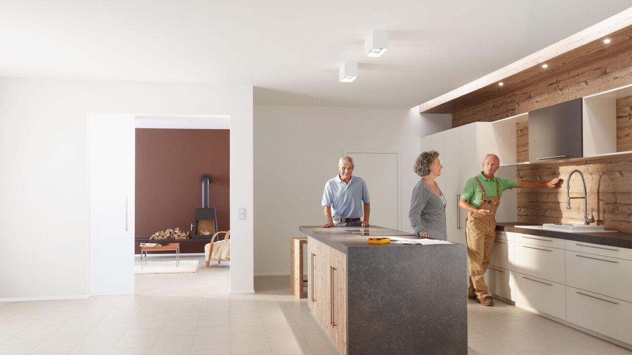 Präsentation einer Küche durch einen #Branche1# in einem Showroom