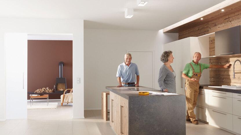 Präsentation einer Küche durch einen #Branche1# in einem Showroom