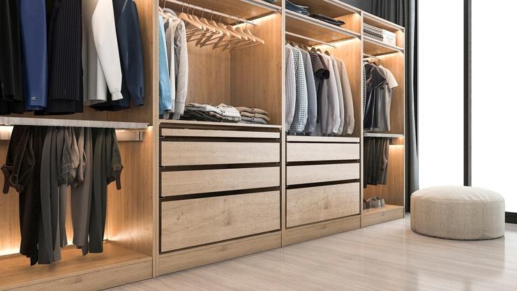 Kleiderschrank mit viel Stauraum
