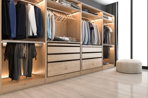 Kleiderschrank mit viel Stauraum