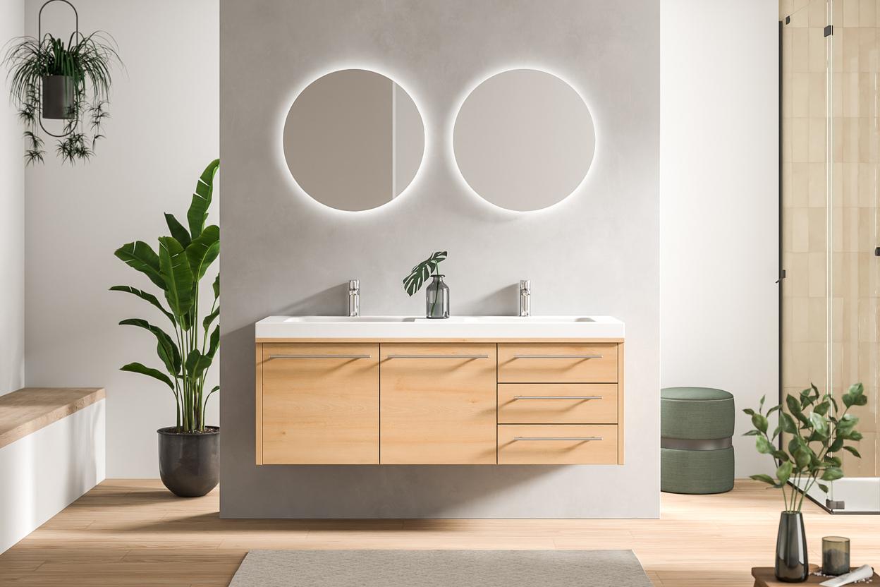 Zweckmäßig designtes Bad nach Maß mit hellem Holzschrank, zwei runden Spiegeln und einer atmosphärischen Beleuchtung, die Ruhe ausstrahlt.