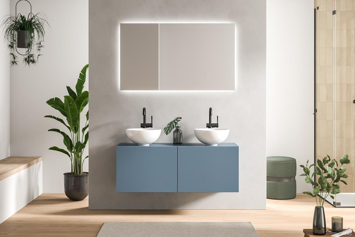 Modernes Bad nach Maß mit einem schwebenden Doppelwaschbecken in Blau, dazu passende minimalistische Spiegel und sanfte Beleuchtung.