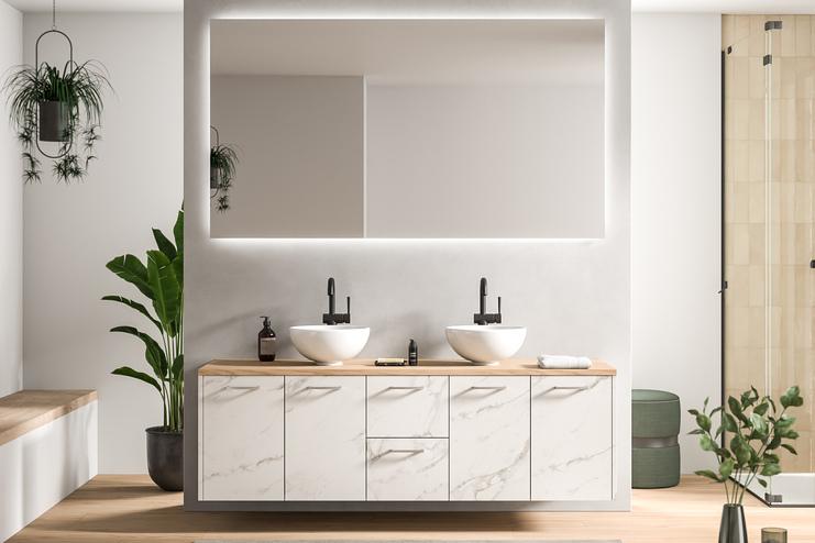 Helles, maßangefertigtes Badezimmer mit marmorierter Unterschrankfront, Doppelwaschbecken und grünen Pflanzen für eine natürliche Atmosphäre.