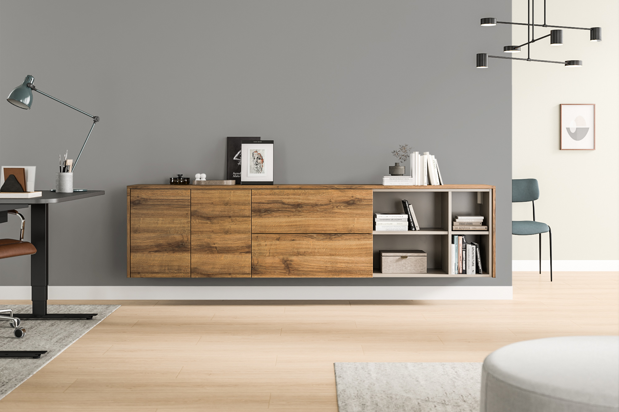 Elegantes Hängeboard nach Maß mit natürlicher Holzmaserung, kombiniert mit offenen Regalfächern in einem stilvollen Büro.