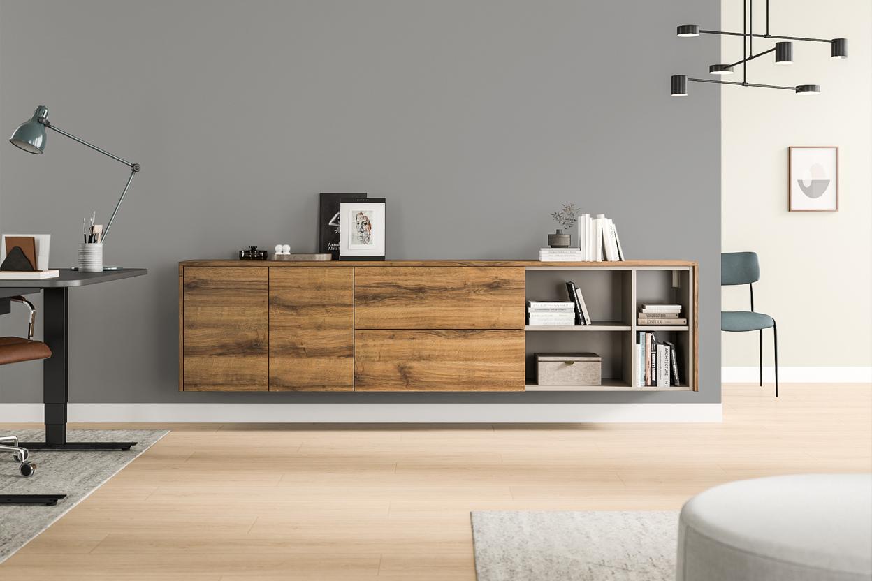 Elegantes Hängeboard nach Maß mit natürlicher Holzmaserung, kombiniert mit offenen Regalfächern in einem stilvollen Büro.