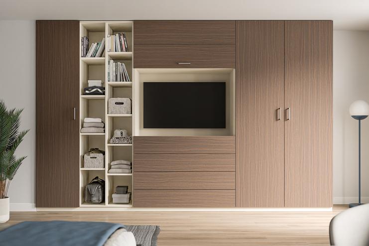 Moderner, maßgefertigter Schrank in Nussbaumoptik mit offenen Regalen, Schubladen und TV-Fach.