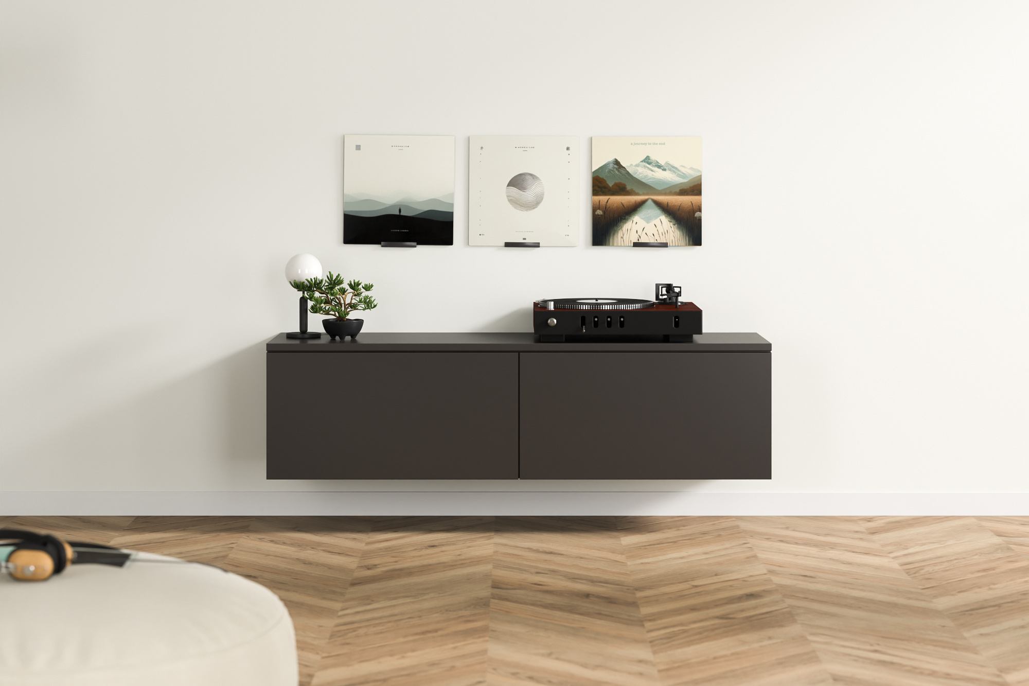 Dunkelgraues, maßgefertigtes Hängeboard mit klaren Linien und Plattenspieler, akzentuiert durch eine Pflanze und kunstvolle Bilder an der Wand darüber.
