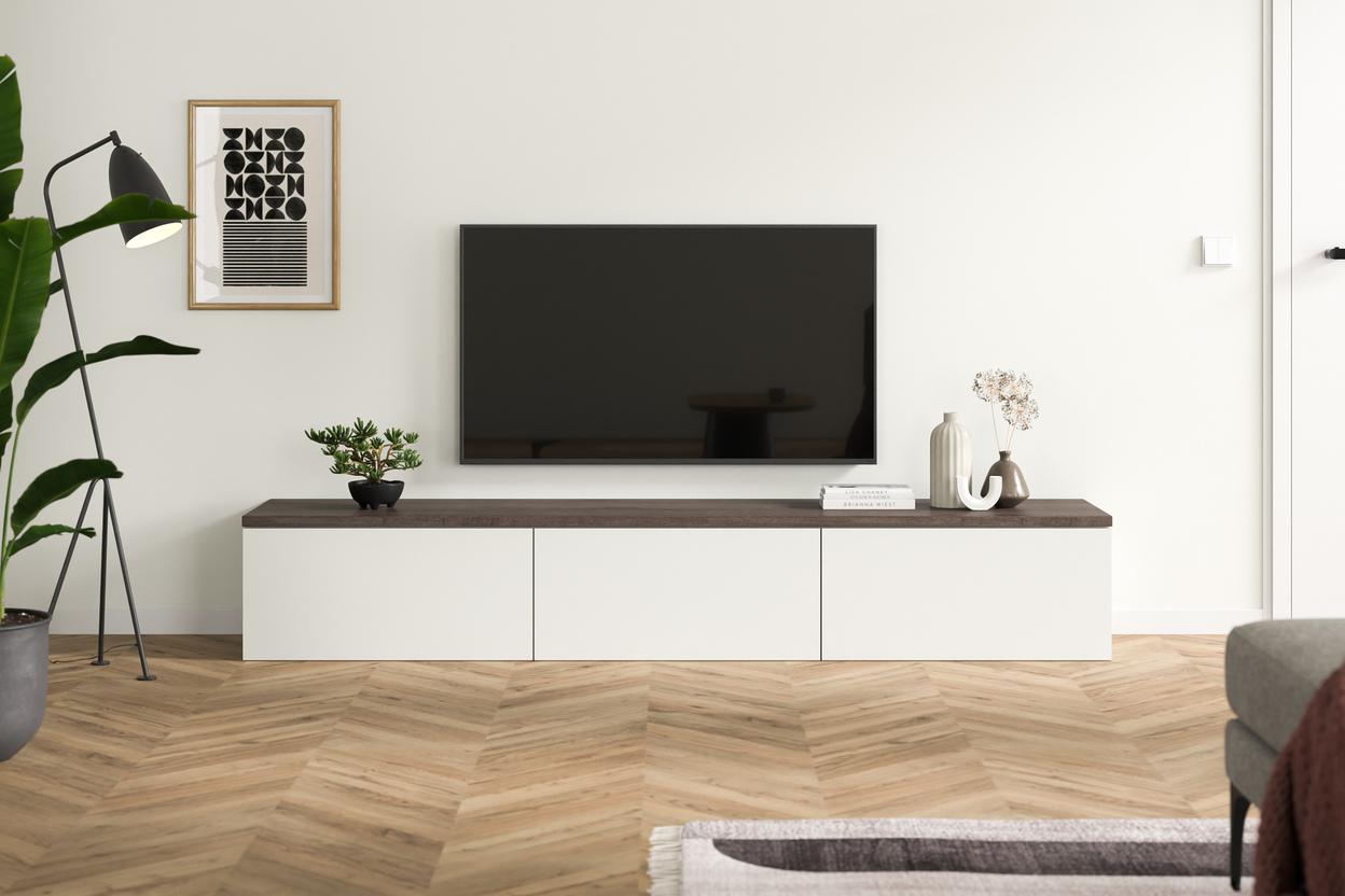 Zeitgenössische Kommode nach Maß mit weißen und dunklen Holzelementen im Wohnbereich dient als stilvoller Unterschrank für einen Flachbildfernseher.