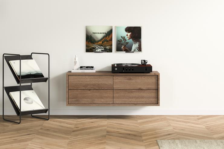 Modernes Hängeboard nach Maß im Wohnzimmer Maßgefertigtes Hängeboard aus dunklem Holz, schwebend montiert, mit Dekoration und Plattenspieler obenauf, gegen eine schlichte Wand im modernen Wohnbereich.