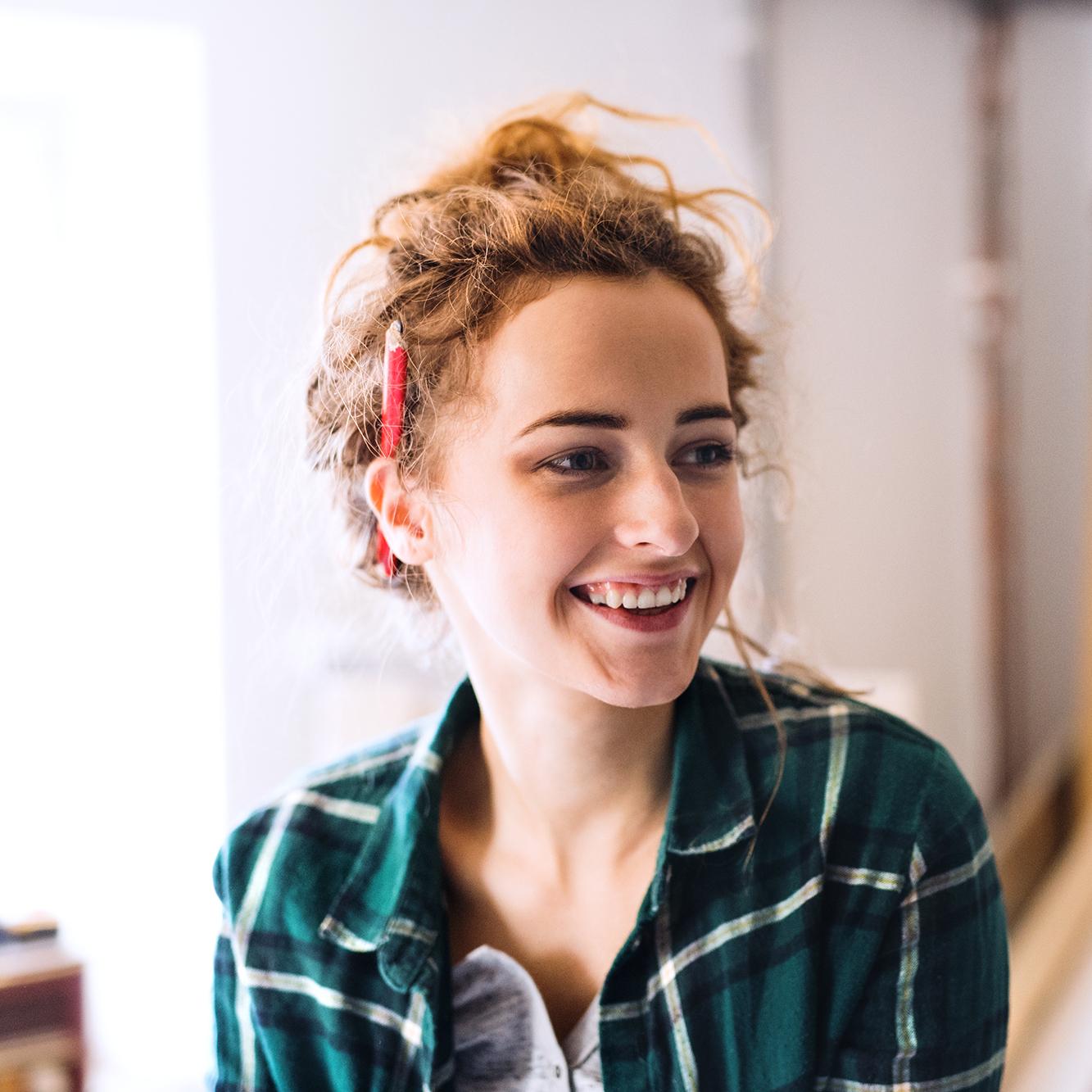 #Branche2# - Auszubildende Nahaufnahme einer Auszubildenden beim #Branche1#